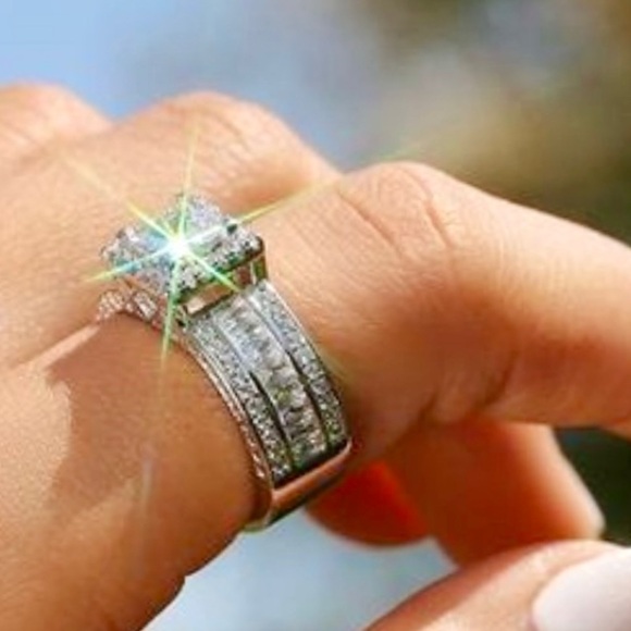 Elegant Silver Diamond Ring - Picture 5 of 7